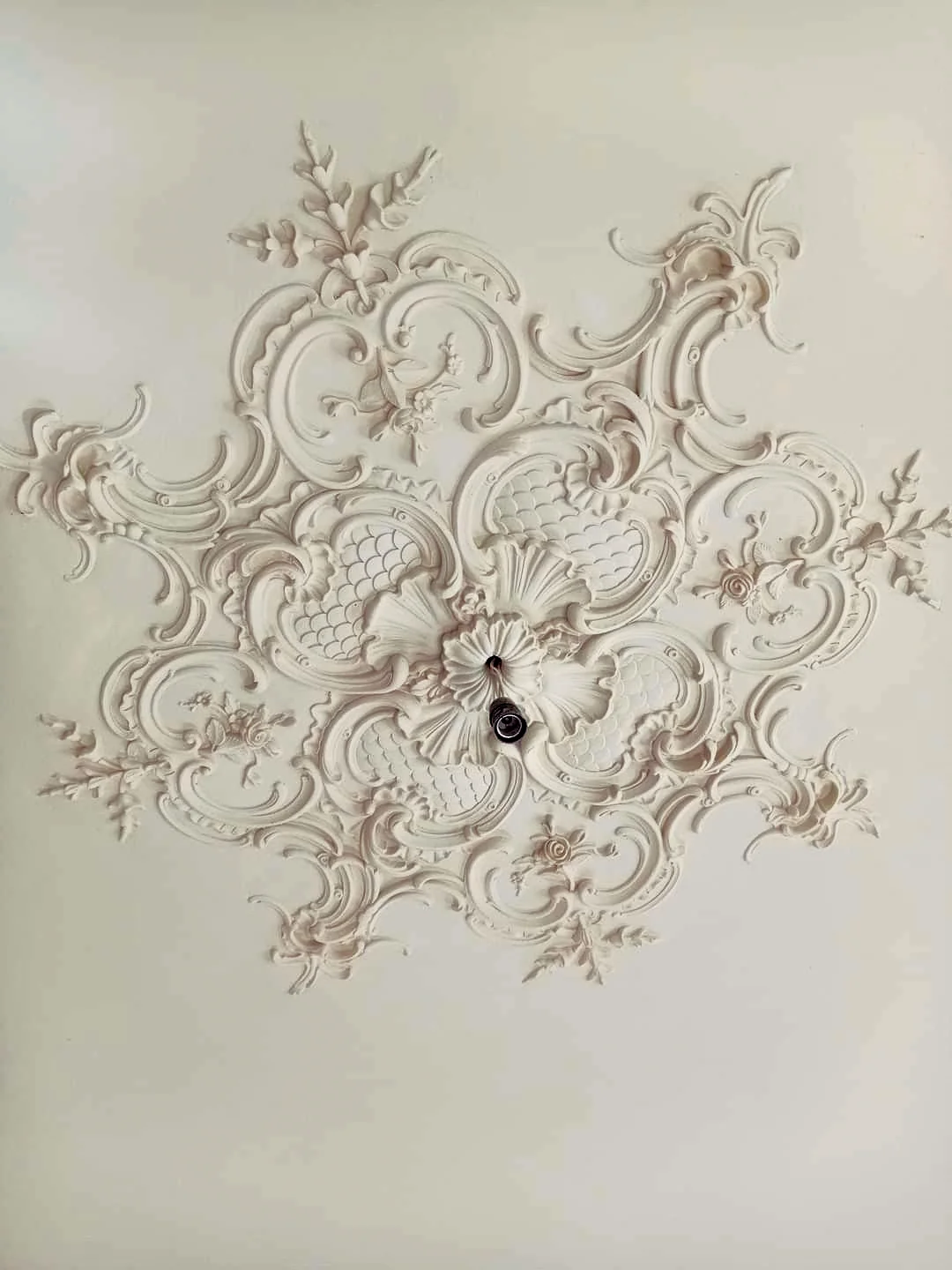 Imbricated Crests w/ Roses Medallion, 51'' dia x 2 1/4"d, 1 piece, 6'' center hole, Plaster - Image 2
